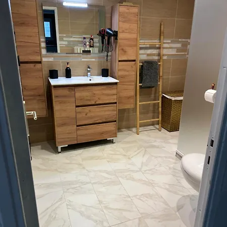 Deux Spacieux Avec Jardin Et Entierement Privatif Dans Lotissement Tres Calme *