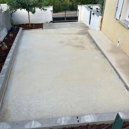 Deux Spacieux Avec Jardin Et Entierement Privatif Dans Lotissement Tres Calme *
