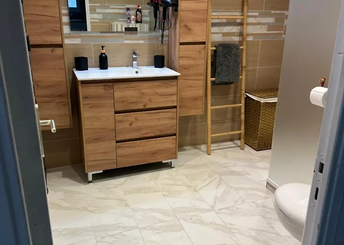 Deux Spacieux Avec Jardin Et Entierement Privatif Dans Lotissement Tres Calme *