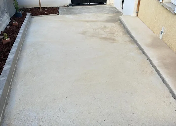 Deux Spacieux Avec Jardin Et Entierement Privatif Dans Lotissement Tres Calme *